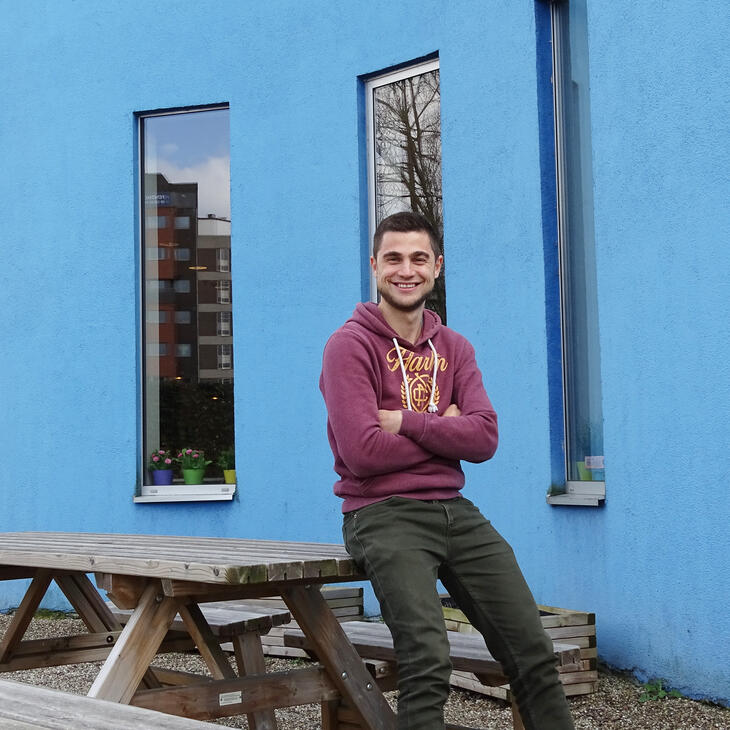 Collega Kenneth leunt tegen een van onze picknickbanken