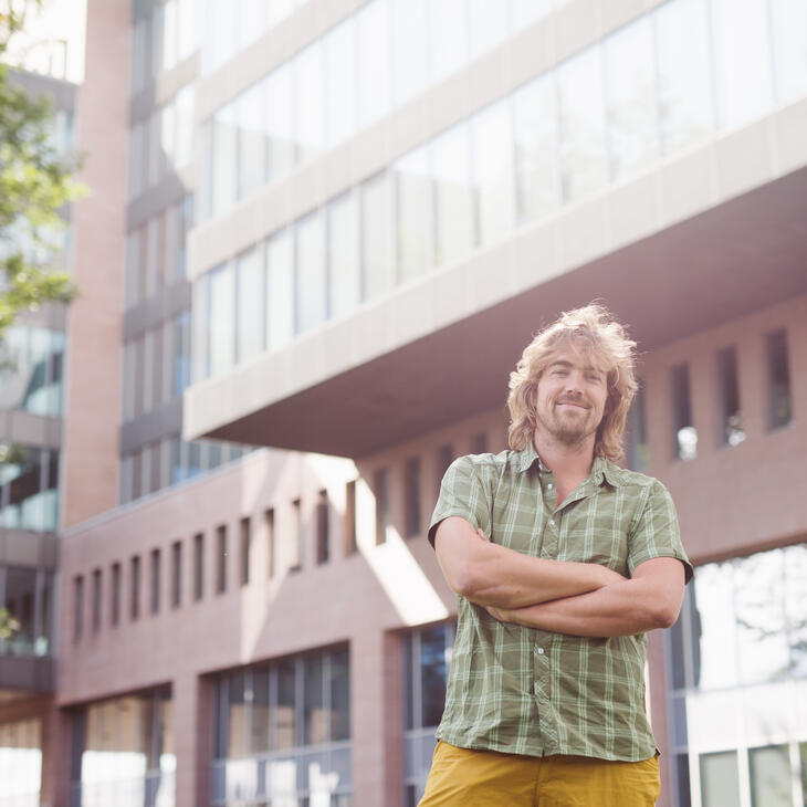 Collega Elias voor de Zuidertoren