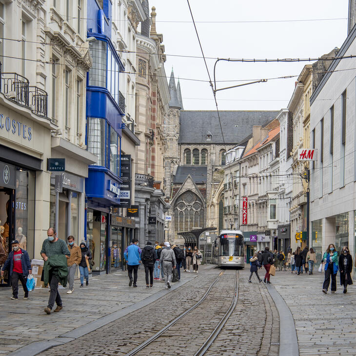 Verschillende mensen lopen door de Veldstraat in Gent, allemaal op veilige afstand van elkaar en met een mondmasker op