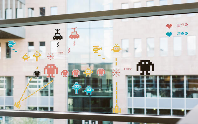 Stickers van het spel space invaders op een van onze ramen met uitzicht op de Zuidertoren