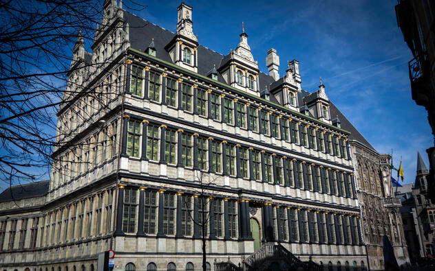 Stadhuis van Gent met helderblauwe lucht