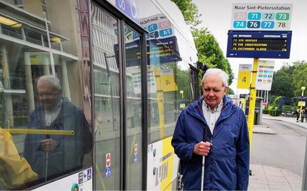 District09 Open Services - Blinde man wacht op de bus