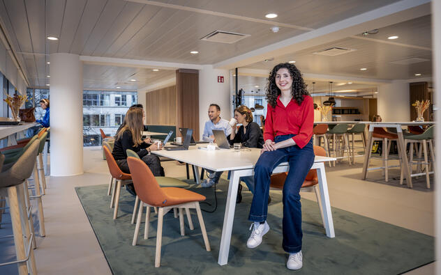Foto werknemers in stadskantoor
