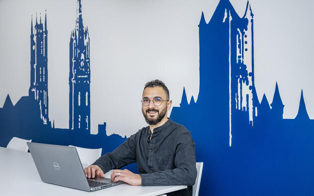 District09 - medewerker aan tafel voor skyline Gent