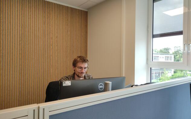 Jef aan laptop op kantoor District09