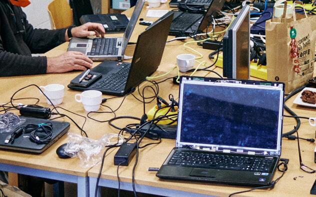 Foto van laptops die worden gerepareerd