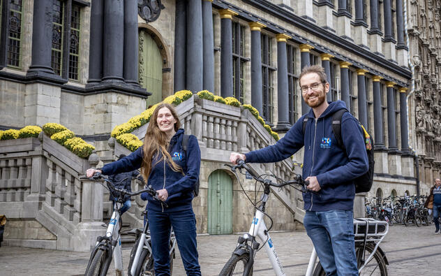Foto - Collegas met fiets aan Stadhuis