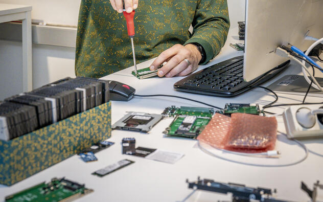 Tony repareert een laptop