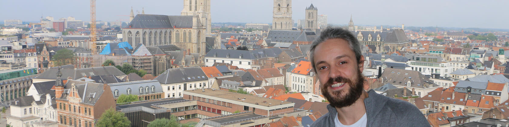 Collega Lorenz met uitzicht op de drie torens van Gent