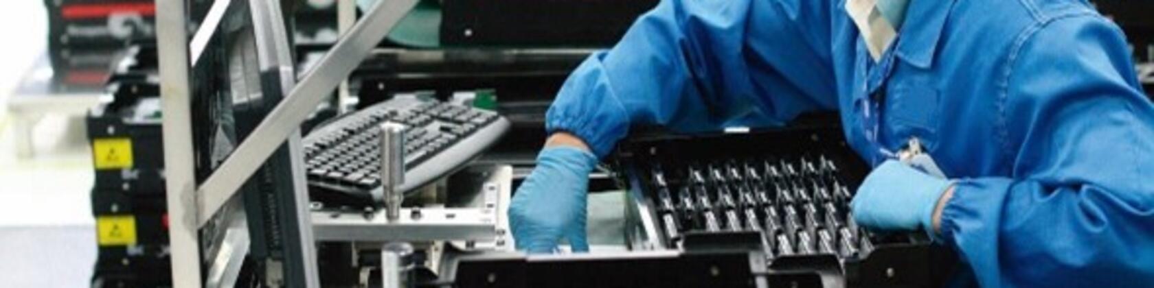 Productie ICT-materiaal toetsenbord in computerfabriek